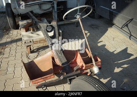 Ein Lenkrad mit drei Speichen eines selbstgemachten faulen Dreirads im Automuseum in Horstmar Stockfoto