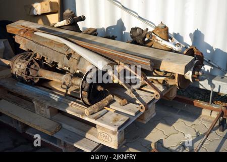 Die alten rostigen Ersatzteile eines Fahrzeugs im Freien Stockfoto
