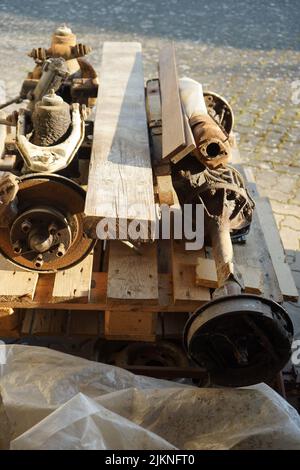 Die alten rostigen Ersatzteile eines Fahrzeugs im Freien Stockfoto