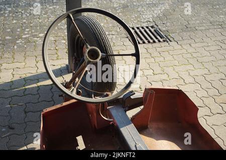 Ein Lenkrad mit drei Speichen eines selbstgemachten faulen Dreirads im Automuseum in Horstmar Stockfoto