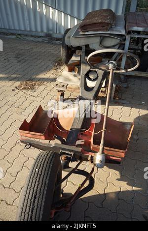 Ein Lenkrad mit drei Speichen eines selbstgemachten faulen Dreirads im Automuseum in Horstmar Stockfoto