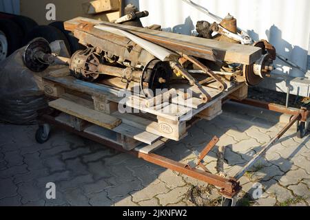 Die alten rostigen Ersatzteile eines Fahrzeugs im Freien Stockfoto