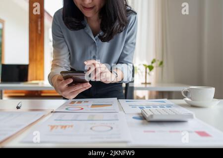 Junge Geschäftsfrau vervollständigt KYC mit einem Online-Banking-Programm, um ein digitales Sparkonto zu eröffnen. Die Definition von Cyber-Sicherheit. Stockfoto