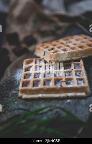 Eine Nahaufnahme von Waffeln mit Puderzucker darauf Stockfoto