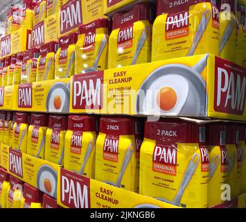 BAXTER, MN - 5 JAN 2022: PAM No-Stick Cooking Spray auf dem Display, zum Verkauf in 2 Packungen im Einzelhandel. Gelber und roter Behälter zeigt Origina an Stockfoto