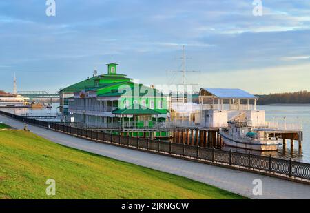 Jaroslawl, Russland, 05.08.2022. Wolga-Ufer am Morgen. Anlegestelle - Hotel 'Wolga Pearl', Brücke in der Ferne Stockfoto