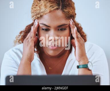 Gestresste, frustrierte und unglückliche Geschäftsfrau, die an Kopfschmerzen oder Migräne leidet und sich im Büro müde fühlt. Deprimierter Unternehmer Stockfoto