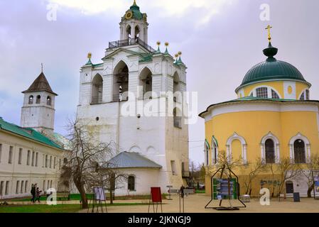 Jaroslawl, Russland, 05.08.2022. Der Platz im Kreml von Jaroslawl. Glockenturm der mittelalterlichen russischen Architektur des XVI Jahrhunderts Stockfoto