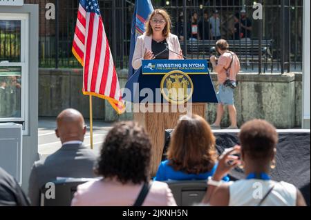 Doreen Harris, CEO der New York State Energy Research and Development Authority (NYSERDA), spricht während einer gemeinsamen Ankündigung zu Wohnimmobilien und sauberer Energie im Woodside Houses NYCHA Complex in Queens Borough in New York City. Gouverneur Hochul und Bürgermeister Adams geben $70 Millionen Erstinvestitionen bekannt, um NYCHA-Gebäude als Teil der sauberen Wärme für alle Herausforderungen zu entkarbonisieren. Der Plan sieht die Installation einer so genannten „elektrischen Wärmepumpe“ vor, die von NYPA Selected Midea America und Gradient in 30.000 Einheiten entwickelt wurde, die den Mietern in jeder Wohnung die Möglichkeit geben würde, diese zu kontrollieren Stockfoto