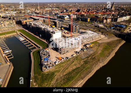 Blick auf den Boulevard des Luxus-Apartmentkomplexes am Flussufer der IJssel zwischen Bahngleisen und Erholungshafen. Stockfoto