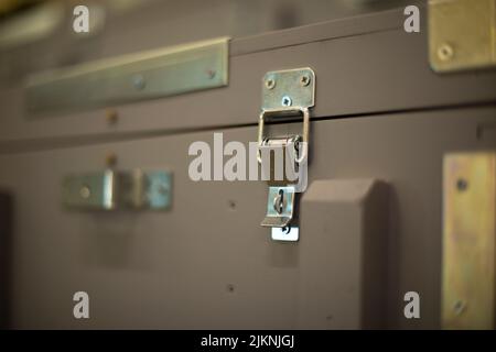 Militärkiste. Box mit Stahlwange. Deckel verriegeln. Lagerdetails. Stockfoto