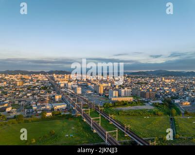 Luftaufnahme der Bahngleise, die in die Innenstadt von Himeji City am frühen Morgen führen Stockfoto