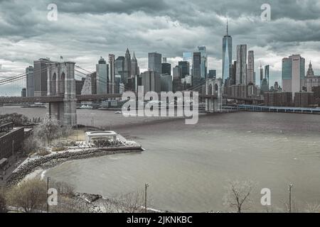 Eine wunderschöne Aufnahme der Brooklyn Bridge an einem düsteren Tag Stockfoto