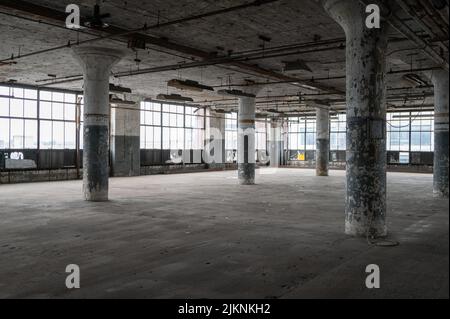 Das Innere eines großen Industrieraums mit Säulen Stockfoto