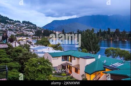 Eine Luftaufnahme des Urlaubsortes von Queenstown mit Gebäuden im Hintergrund von Bergen bei Tageslicht Stockfoto