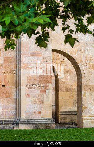 Nahaufnahme der architektonischen Details des eleganten Fassadengebäudes. Stockfoto