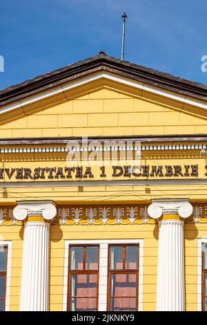 Architektonische Details, Fassade des Gebäudes der 1 Decembrie 1918 Universität, Alba Iulia, Rumänien, 2021 Stockfoto