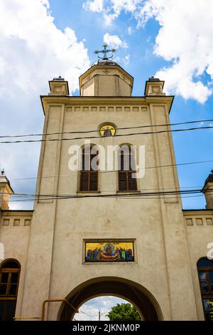 Architektonische Details, schöne Ansicht eines orthodoxen Kirchenklosters bei Bukarest, Rumänien, 2021 Stockfoto