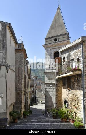 Eine schmale Straße in Vallecorsa, einem Dorf in der Region Latium in Italien im Sommer Stockfoto