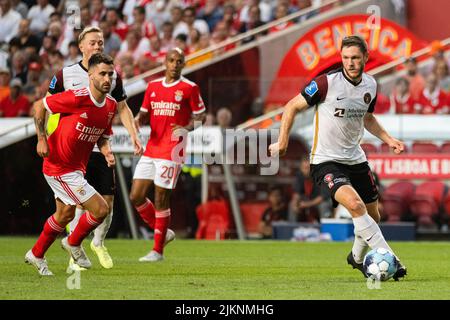 Lissabon, Portugal. 03. August 2022. Henrik Dalsgaard (R) wurde während des Qualifikationsrunden-Spiels der UEFA Champions League 3. zwischen SL Benfica und dem FC Midtjylland im Stadion Estadio da Luz in Aktion gesehen. Endstand; SL Benfica 4:1 FC Midtjylland. Kredit: SOPA Images Limited/Alamy Live Nachrichten Stockfoto