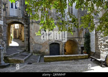 Eine schmale Straße in Vallecorsa, einem Dorf in der Region Latium in Italien im Sommer Stockfoto