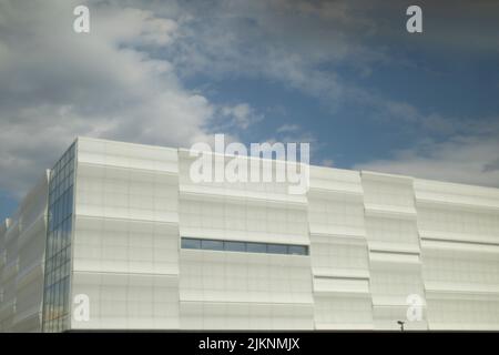 Weißes Industriegebäude. Modernes Design der Architektur. Großes Lager. Stockfoto