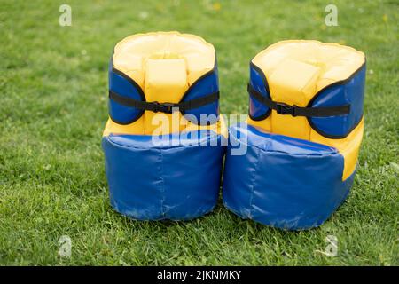 Lustige Schuhe in blauer Farbe. Ausrüstung für das Spielen im Freien. Es ist ein lächerlicher Lauf. Weiche Stiefel. Stockfoto