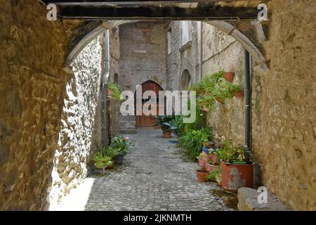 Eine schmale Straße mit alten Häusern in Vallecorsa Dorf, Latium Region, Italien Stockfoto