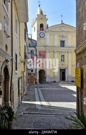 Eine vertikale Aufnahme einer schmalen Straße im Dorf Vallecorsa an einem sonnigen Tag in Latium, Italien Stockfoto