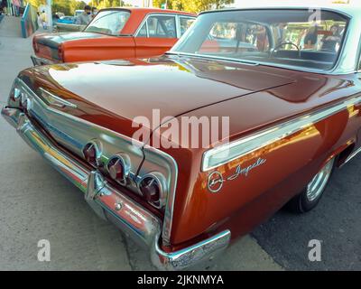 Avellaneda, Argentinien - Mar 20, 2022 - alter beliebter brauner Chevrolet Chevy Impala, viertürige Limousine 1960s von GM, der in einem Lagerhof geparkt wurde. Rückansicht. Nrn Stockfoto