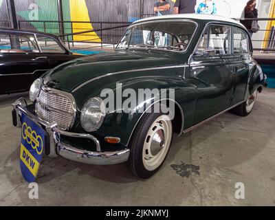 Avellaneda, Argentinien - 3. Apr 2022: Alte schwarze Auto Union DKW 1000 S viertürige Limousine 1960-1970, die in einem Lagerhof geparkt wurde. Oldtimer-Show. Stockfoto