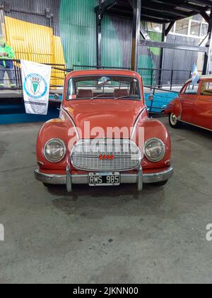 Avellaneda, Argentinien - 3. Apr 2022: Die alte orange Auto Union DKW 1000 S viertürige Limousine 1960-1970 parkte in einem Lagerhof. Vorderansicht. Oldtimer s Stockfoto