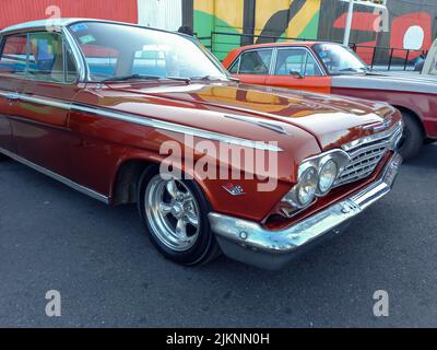 Avellaneda, Argentinien - Mar 20, 2022 - alter beliebter brauner Chevrolet Chevy Impala, viertürige Limousine 1960s von GM, der in einem Lagerhof geparkt wurde. Vorderansicht. Nein Stockfoto
