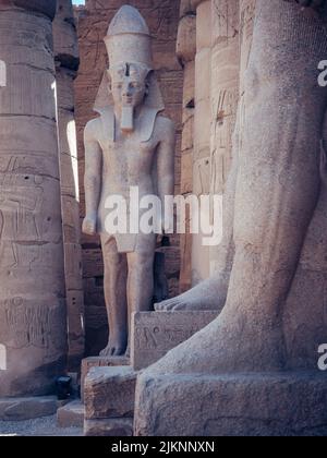 Eine vertikale Aufnahme einer pharaostatue im Totentempel der Hatschepsut in Ägypten Stockfoto