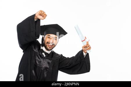 Aufgeregt männlichen Hochschulabsolvent Student mit Rolle Zertifikat stehend Stockfoto