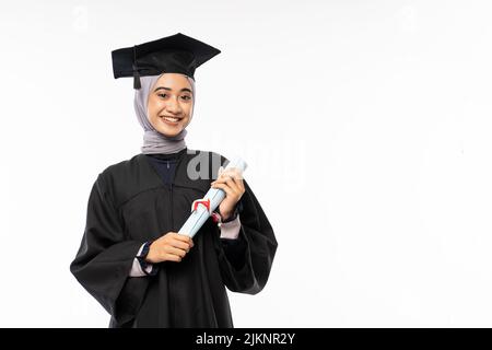 Schöne Frau trägt Toga stehend mit Zertifikatrolle mit Copyspace Stockfoto