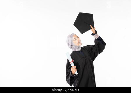 Junge muslimische Studentin mit einem schwarzen Brett Stockfoto