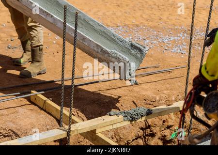 Beim Bau eines Hauses werden Gräben gegossen, um als Fundament zu dienen Stockfoto