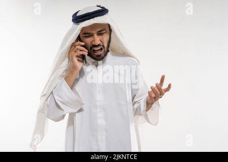 asiatische arabische verrückte Person beim Anruf über weißen Hintergrund Stockfoto