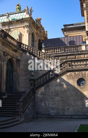 Dresden, Deutschland - März 28. 2022: Barocktreppe am Zwinger mit Licht und Schattierungen Stockfoto