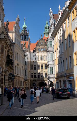 Dresden, Deutschland - März 28. 2022: Menschen wandern am sonnigen Nachmittag durch die Altstadt Dresdens Stockfoto