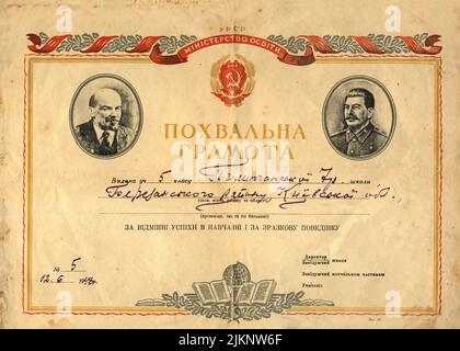 Perfektes Schulpapier auf ukrainischer Sprache mit Josef Stalin und Vladimir Lenin Porträt, Retro-Bildungsdokument, Vintage-Textur Nahaufnahme Stockfoto