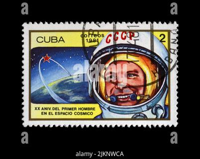 Yury Gagarin, erster russischer, sowjetischer Raumfahrer-Shuttle-Orbit, um 1981. Vintage Post-Stempel isoliert auf schwarzem Hintergrund. Stockfoto