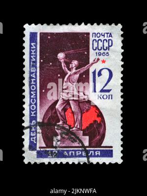 Kosmonauten-Denkmal in Moskau, um 1965. Nationaler Kosmonauten-Tag. Abgesagte Vintage-Briefmarke der UdSSR isoliert auf schwarzem Hintergrund. Stockfoto