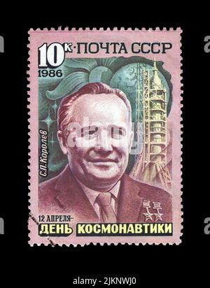 Sergei Korolev (1906-1966), Raketenwissenschaftler, und Wostok-Raumschiff, um 1986. Nationaler Kosmonauten-Tag. Vintage-Briefmarke auf schwarzem Hintergrund. Stockfoto