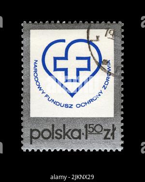 Emblem des Gesundheitsfonds, Nationalfonds für den Gesundheitsschutz, um 1975. Abgestempelter Poststempel, gedruckt in Polen isoliert auf schwarzem Hintergrund. Stockfoto