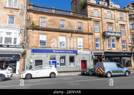 Oban Stadtzentrum, Palace Hotel und Royal Bank of Scotland an der George Street, Oban, Schottland, Großbritannien, Sommer 2022 Stockfoto