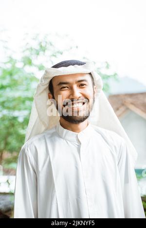 Mann in einem Turban, der vor der Kamera lächelt Stockfoto