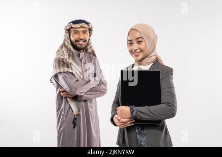 portrait des muslimischen Geschäftspartners, der lächelnd auf die Kamera blickt Stockfoto