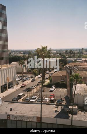 Blick auf einen Parkplatz vom Balkon aus Stockfoto
